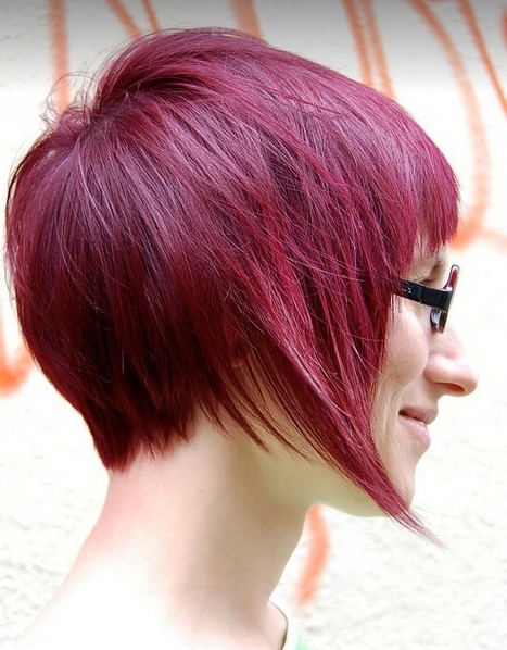 bok cieniowanej fryzury czerwonej krótkiej, uczesanie damskie zdjęcie numer 53A